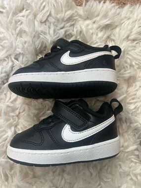 Nike Toddler Black and White Velcro Swoosh Sneakers